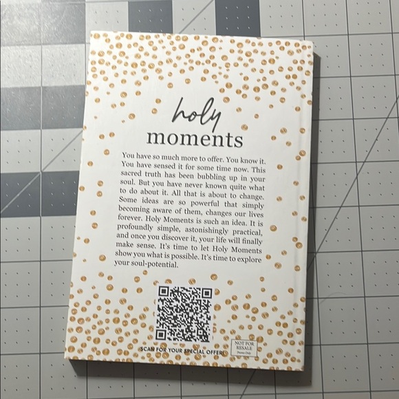 Holy Moments Book by Matthew Kelly - Picture 2 of 5